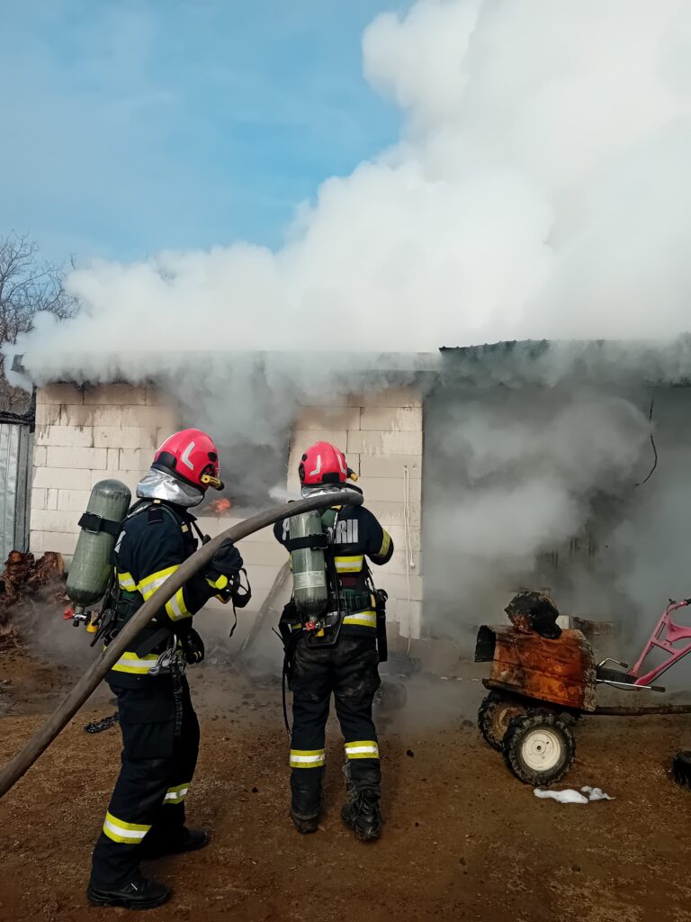 Incendiu în Jiana: Minor rănit și pericol de explozie