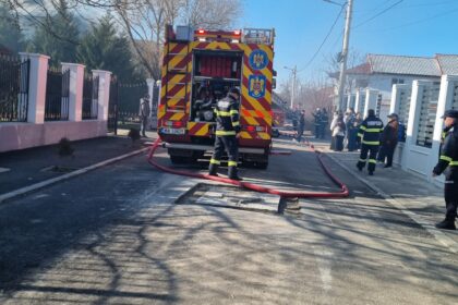 Incendiu violent în Craiova: Casă cuprinsă de flăcări