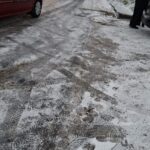 Ninsoare în Olt: mașini derapate, trafic afectat