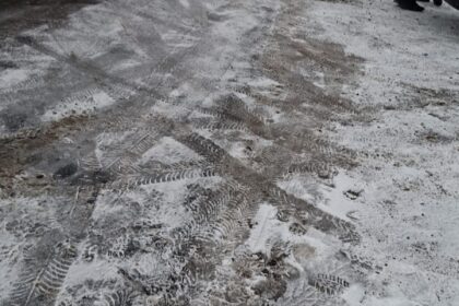 Ninsoare în Olt: mașini derapate, trafic afectat