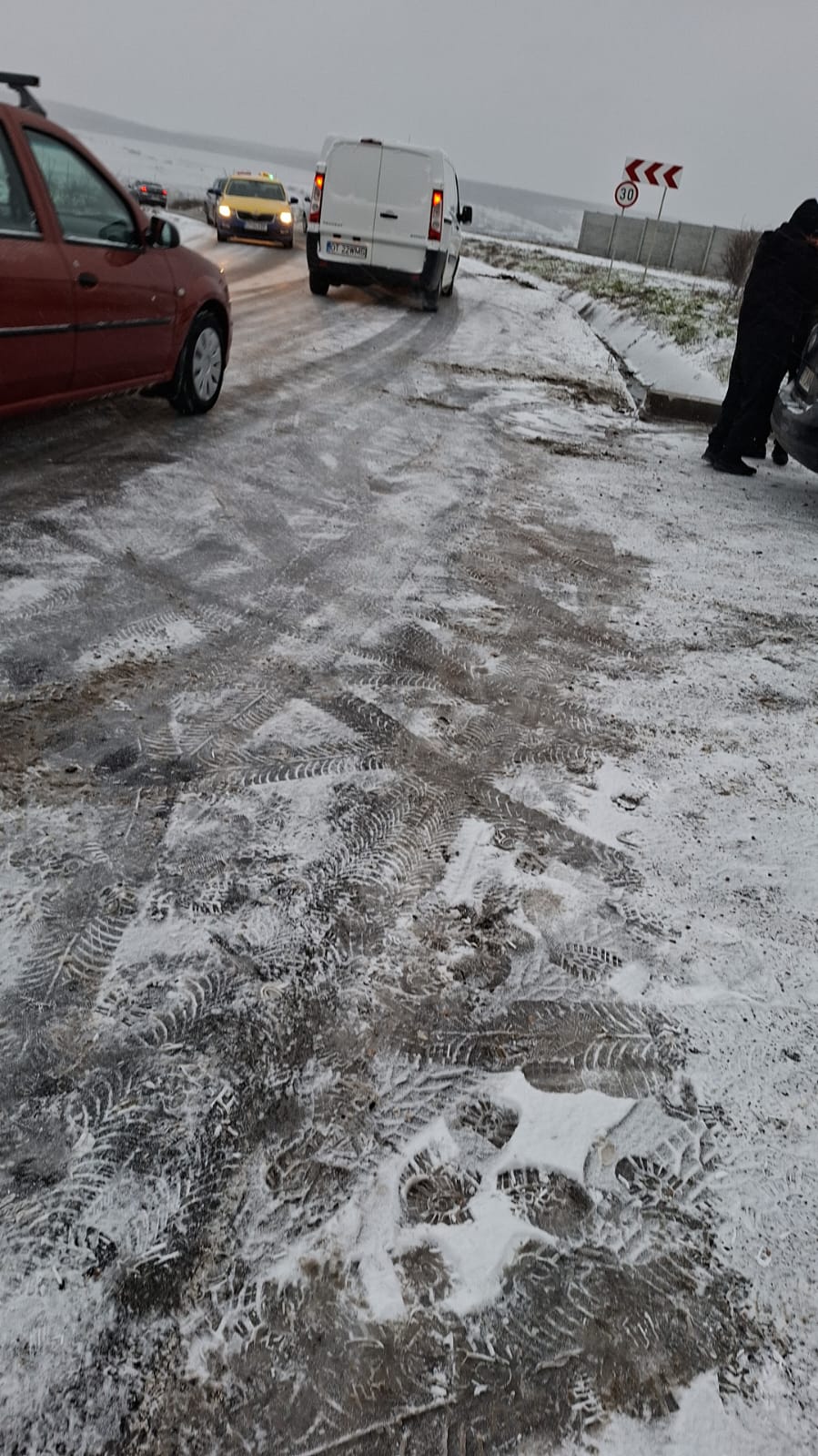 Ninsoare în Olt: mașini derapate, trafic afectat