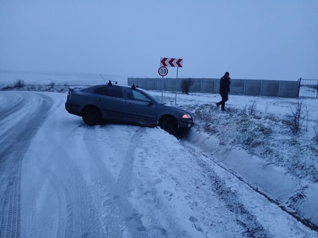 Ninsoare în Olt: mașini derapate, trafic afectat