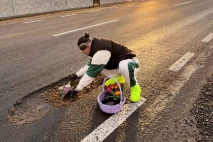 DN6 Mehedinți: Flori plantate în gropile din asfalt