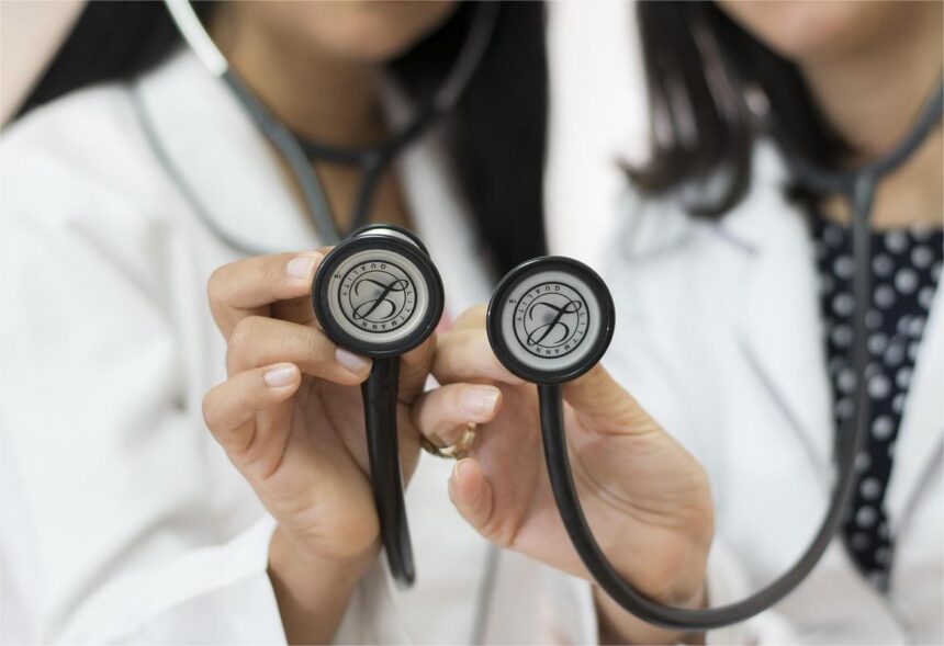 Medicii școliți de stat, obligați să profeseze în țară. Foto: Pixabay