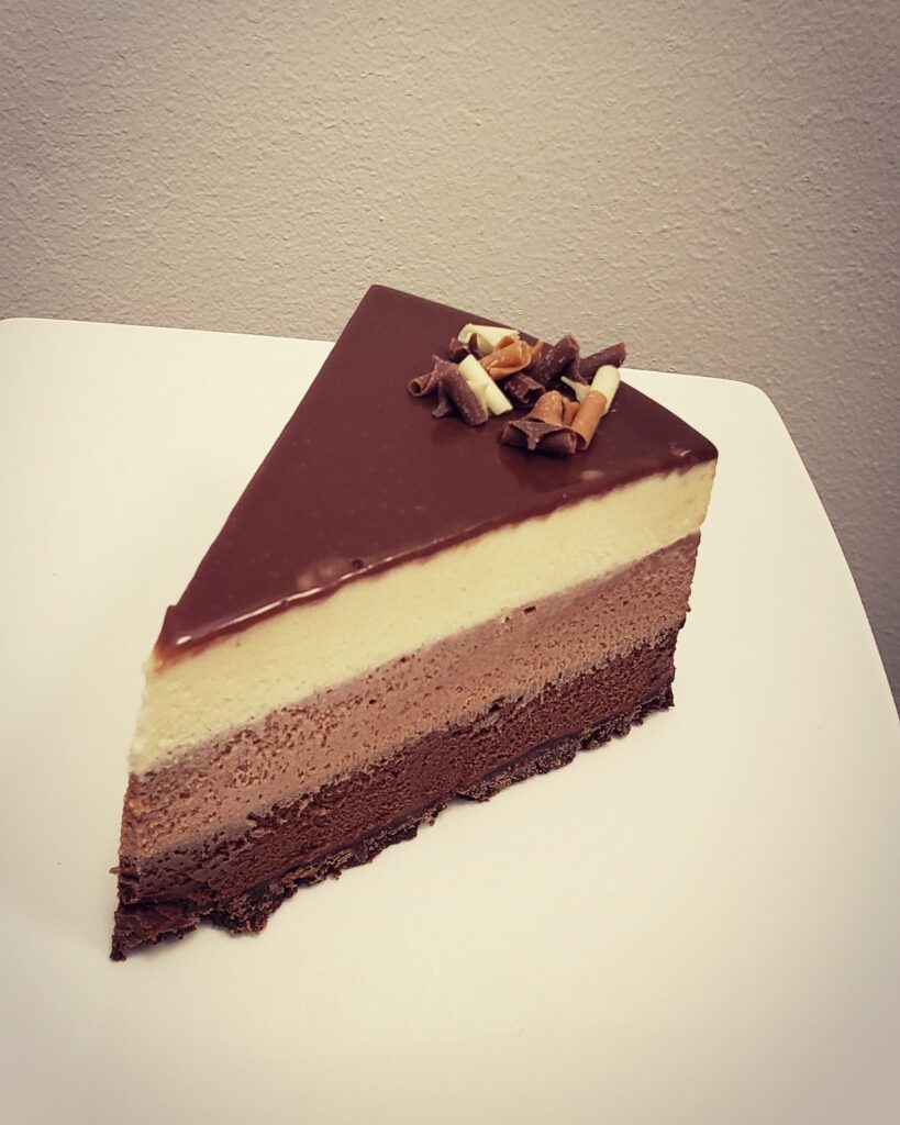 felie Trio de Ciocolată Desertul Suprem pentru o Seară Romantică