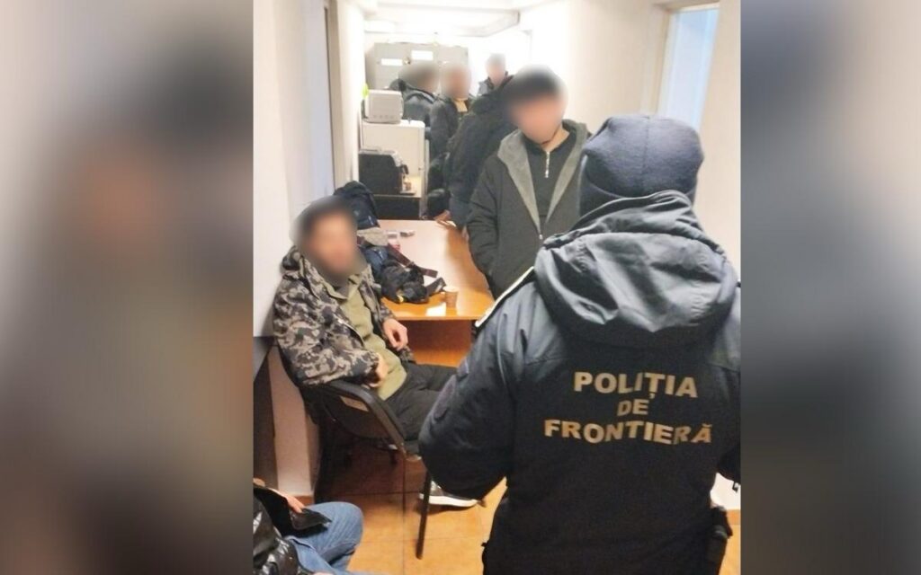 Calafat: 21 migranți, descoperiți într-un camion sigilat