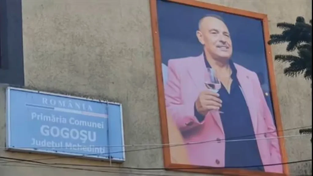 Tablouri cu fostul primar din Gogoșu, pe fațada instituției