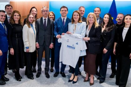 Nadia Comăneci, celebrată la Parlamentul European. Foto: Facebook/ Victor Negrescu