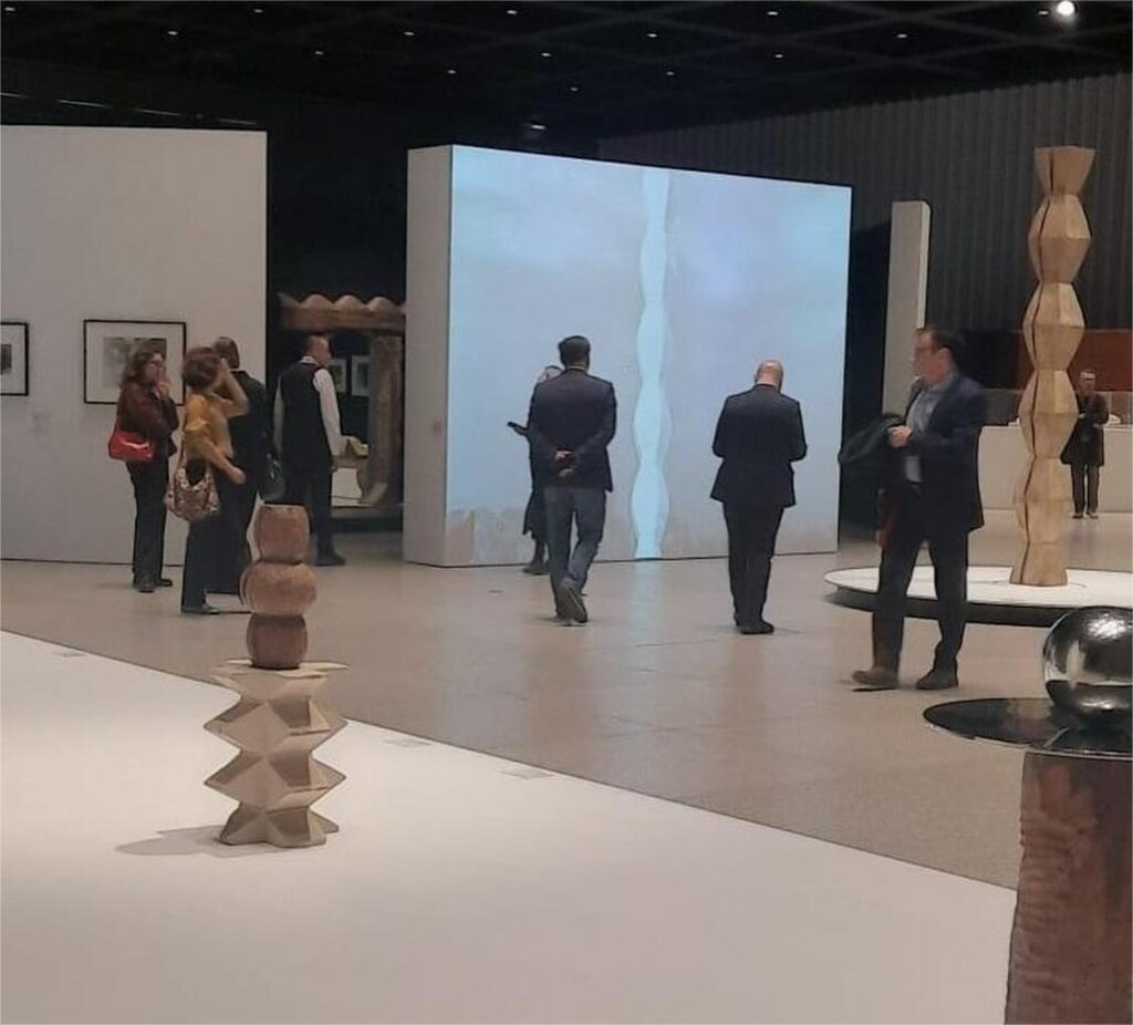 Brâncuși la Berlin. Foto: Facebook/ Nicușor Dan - Jurnalul Olteniei – Știri din Craiova și Oltenia Brâncuși la Berlin. Foto: Facebook/ Nicușor Dan