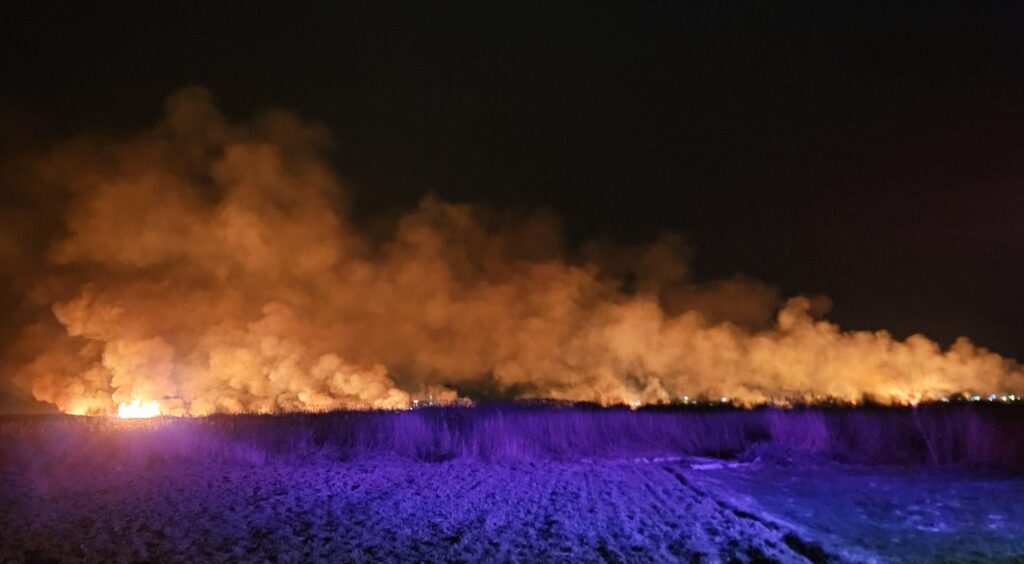 Salvatorii vâlceni luptă cu flăcările – avertisment public