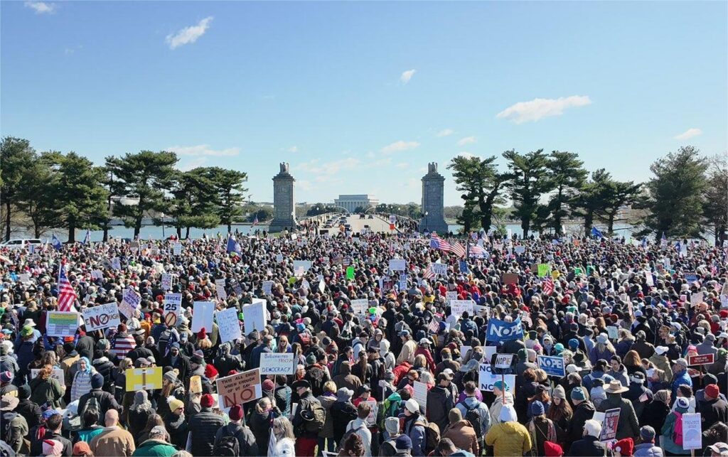 Proteste ”No Kings”: 8 milioane de oameni contra lui Trump. Foto: Facebook/ Captură video - Jurnalul Olteniei – Știri din Craiova și Oltenia Proteste ”No Kings”: 8 milioane de oameni contra lui Trump. Foto: Facebook