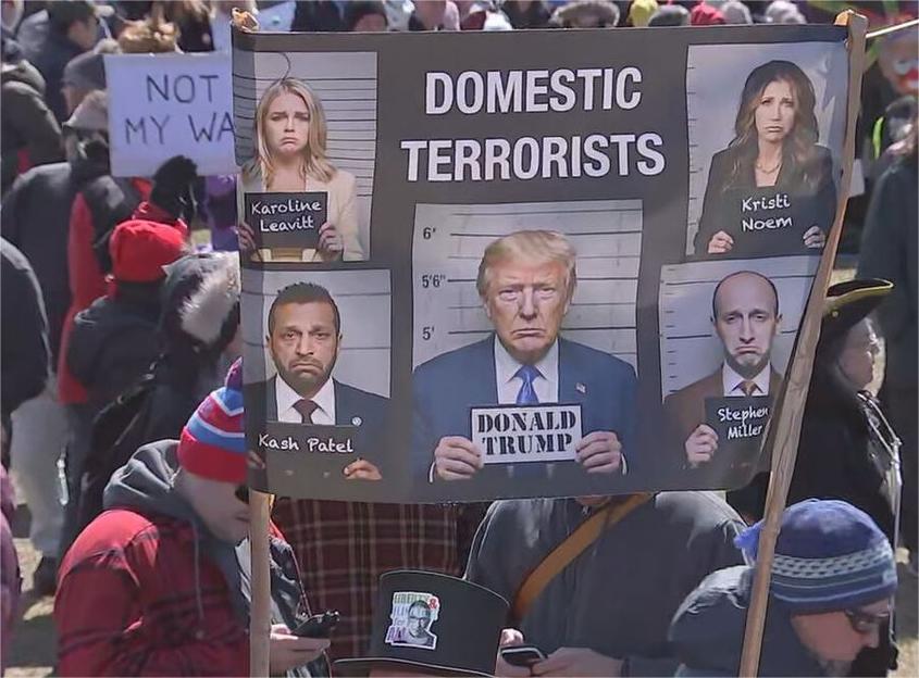 Proteste ”No Kings”: 8 milioane de oameni contra lui Trump. Foto: Captură video - Jurnalul Olteniei – Știri din Craiova și Oltenia Proteste ”No Kings”: 8 milioane de oameni contra lui Trump. Foto: Facebook/ Captură video