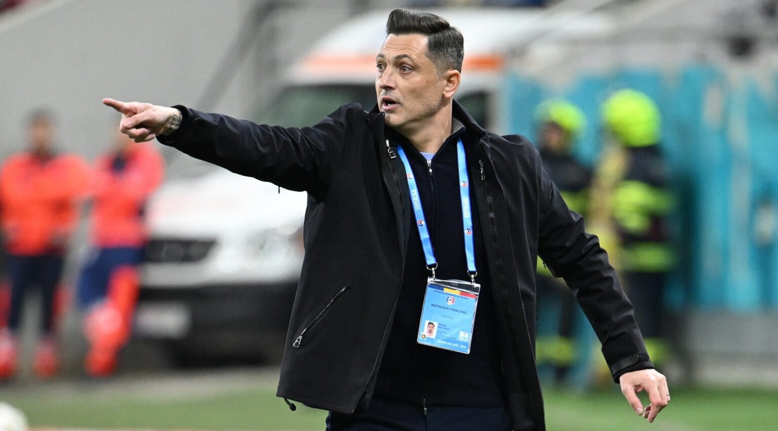 Bucureștenii așteaptă ca Mirel Rădoi să le facă trupă ca la Universitatea Craiova - Jurnalul Olteniei – Știri din Craiova și Oltenia Bucureștenii așteaptă ca Mirel Rădoi să le facă trupă ca la Universitatea Craiova