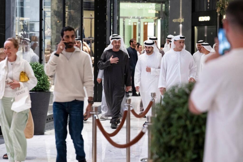 Liderii din Dubai, în mall după atacurile Iranului. Foto: X/ Royal World Thailand - Jurnalul Olteniei – Știri din Craiova și Oltenia Liderii din Dubai, în mall după atacurile Iranului. Foto: X/ Royal World Thailand