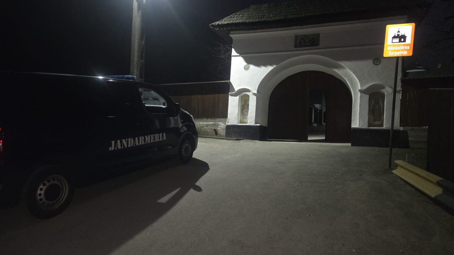 Cutia milei, prădată la mănăstire: Hoț prins de jandarmi - Jurnalul Olteniei – Știri din Craiova și Oltenia Cutia milei, prădată la mănăstire: Hoț prins de jandarmi