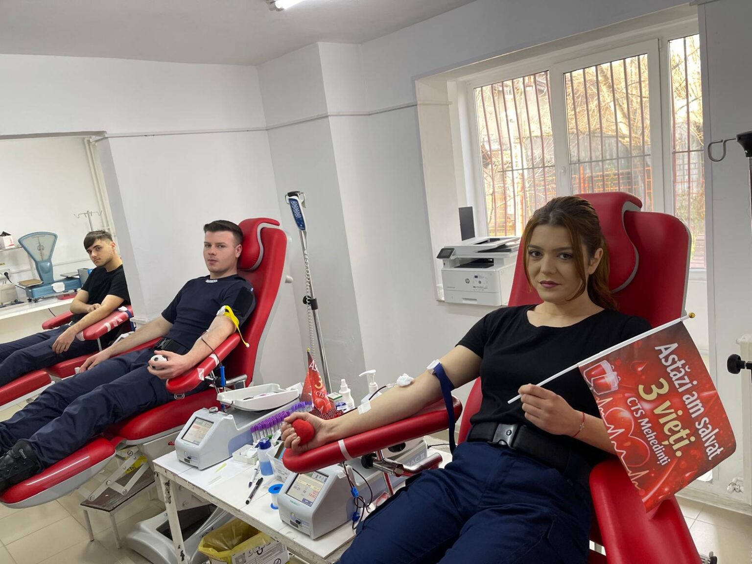 Exemplu de responsabilitate: elevi jandarmi donează sânge