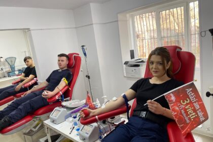 Exemplu de responsabilitate: elevi jandarmi donează sânge