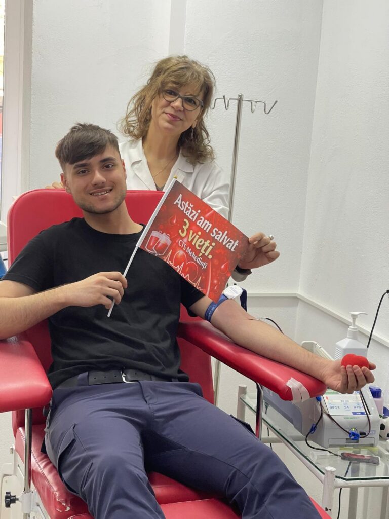 Exemplu de responsabilitate: elevi jandarmi donează sânge