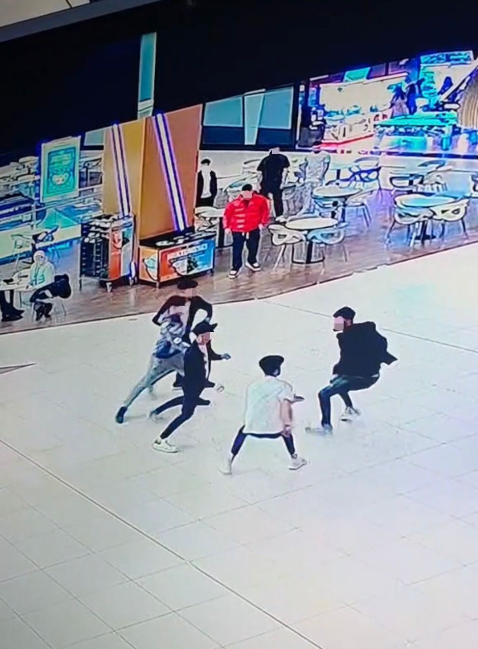 Tineri reținuți după un scandal într-un mall din Vâlcea