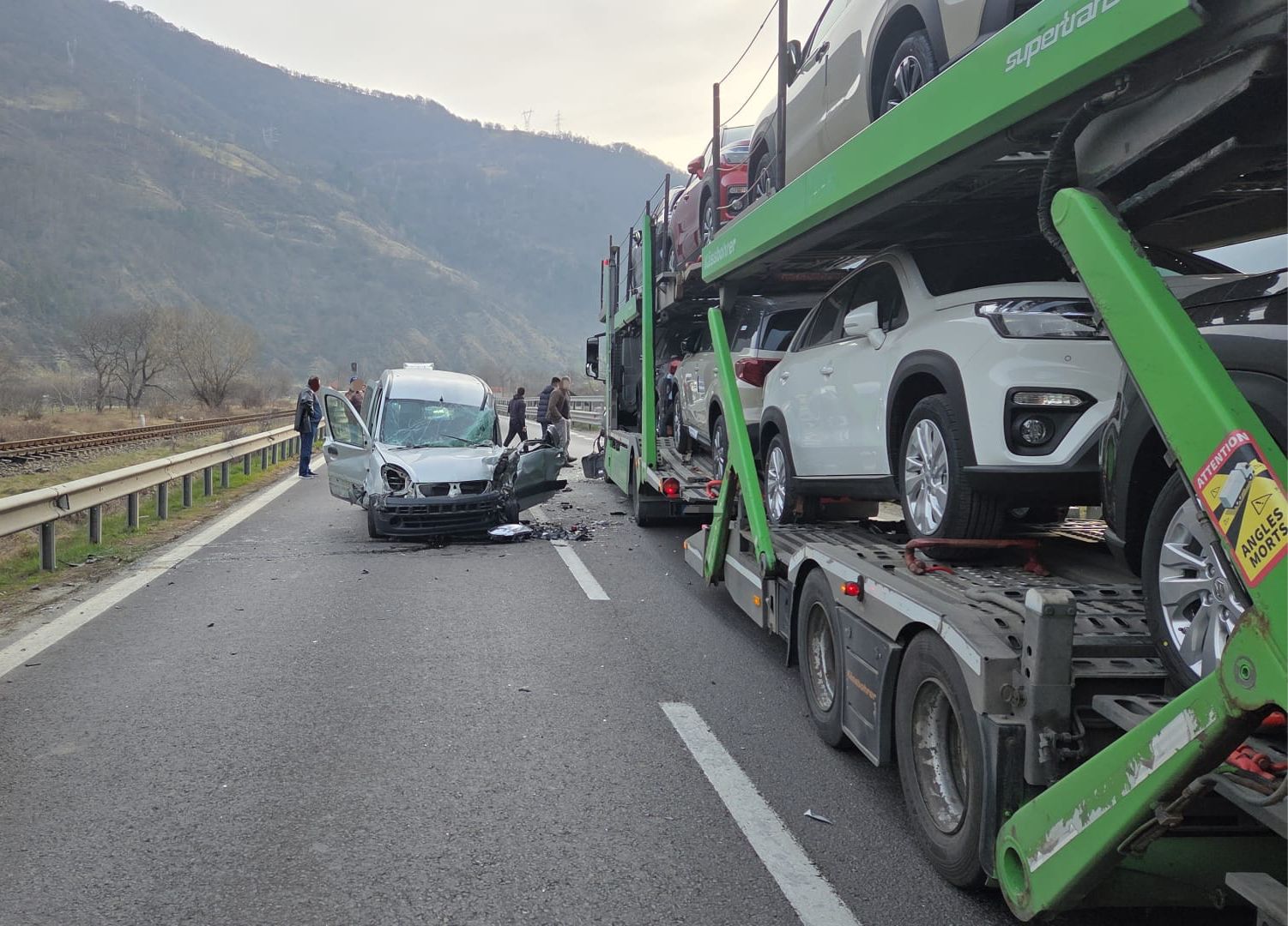 Accident pe DN 7 la Câineni: Trafic afectat pe Valea Oltului