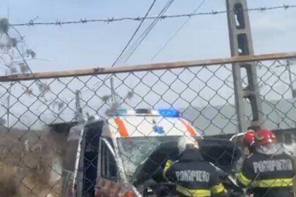 Accident pe DN 7: Ambulanță în misiune, lovită în Vâlcea