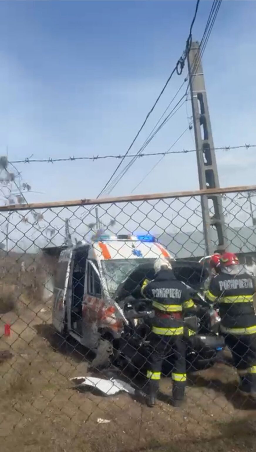 Accident pe DN 7: Ambulanță în misiune, lovită în Vâlcea