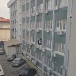 IPJ Vâlcea: A ieșit pe geam să spele geamurile clădirii