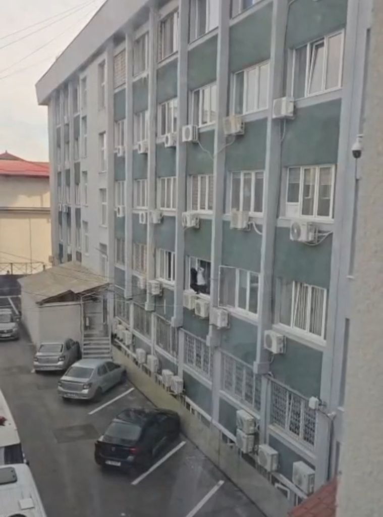 IPJ Vâlcea: A ieșit pe geam să spele geamurile clădirii