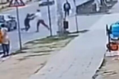 Strehaia: Bătaie între doi tineri în fața unui magazin