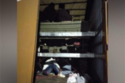 Calafat: 21 migranți, descoperiți într-un camion sigilat