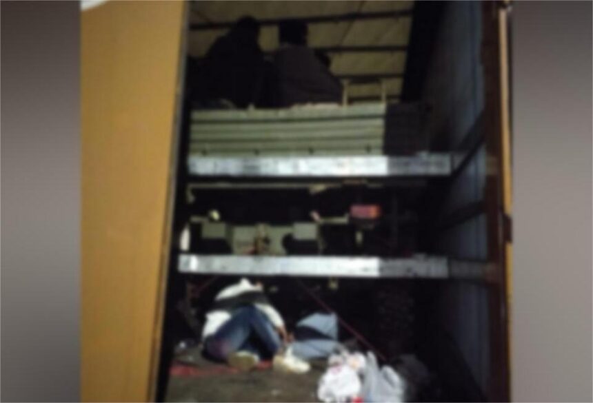 Calafat: 21 migranți, descoperiți într-un camion sigilat