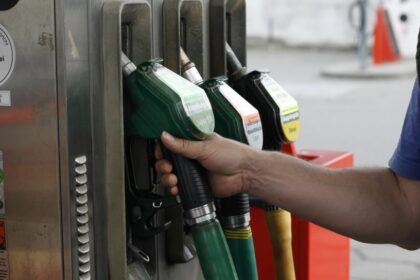 Guvernul reduce acciza la motorină: Prețuri mici la pompă