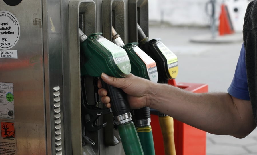 Guvernul vrea carburanți sub 10 lei: Scenarii de urgență