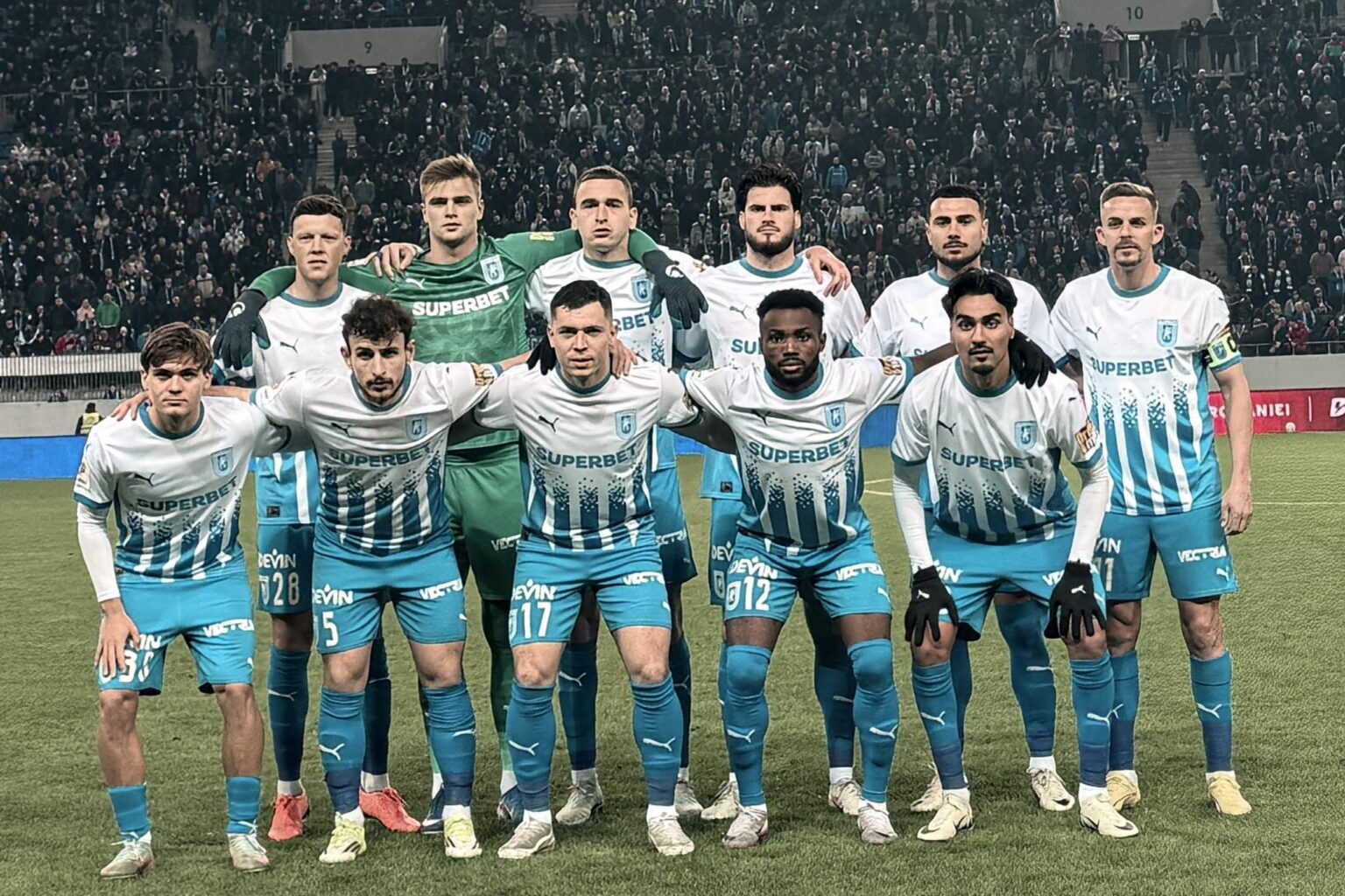 Universitatea Craiova își continuă drumul spre event, după ce s-a calificat în semifinalele Cupei României. Trupa din Bănie a învins-o pe CFR Cluj, scor 3-1. Oltenii au suferit pentru acest rezultat. După ce au condus, elevii lui Filipe Coelho s-au văzut egalați în ultimul minut, iar partida a ajuns în prelungiri.