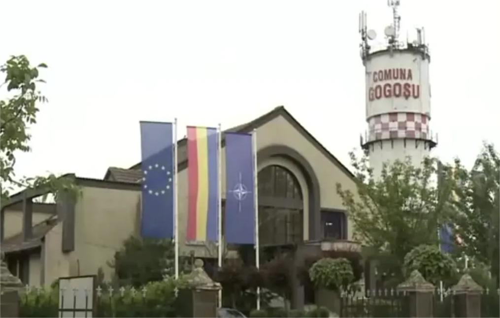 Tablouri cu fostul primar din Gogoșu, pe fațada instituției