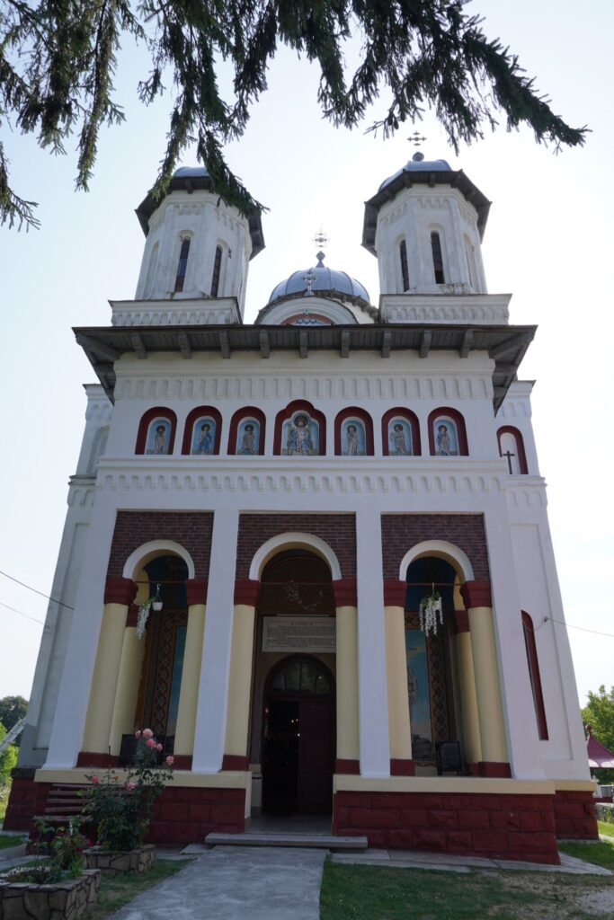 Ocnele Mari: 12 biserici cu o istorie fascinantă