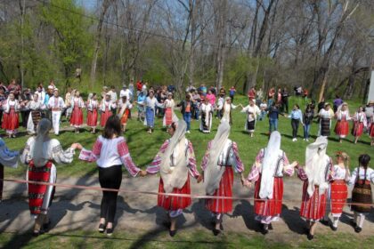Tradiții de Paște în Oltenia: Hora de pomană