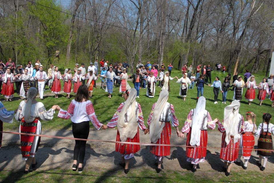 Tradiții de Paște în Oltenia: Hora de pomană - Jurnalul Olteniei – Știri din Craiova și Oltenia Tradiții de Paște în Oltenia: Hora de pomană