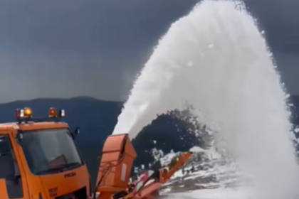 Drumarii deszăpezesc Transalpina pentru redeschidere