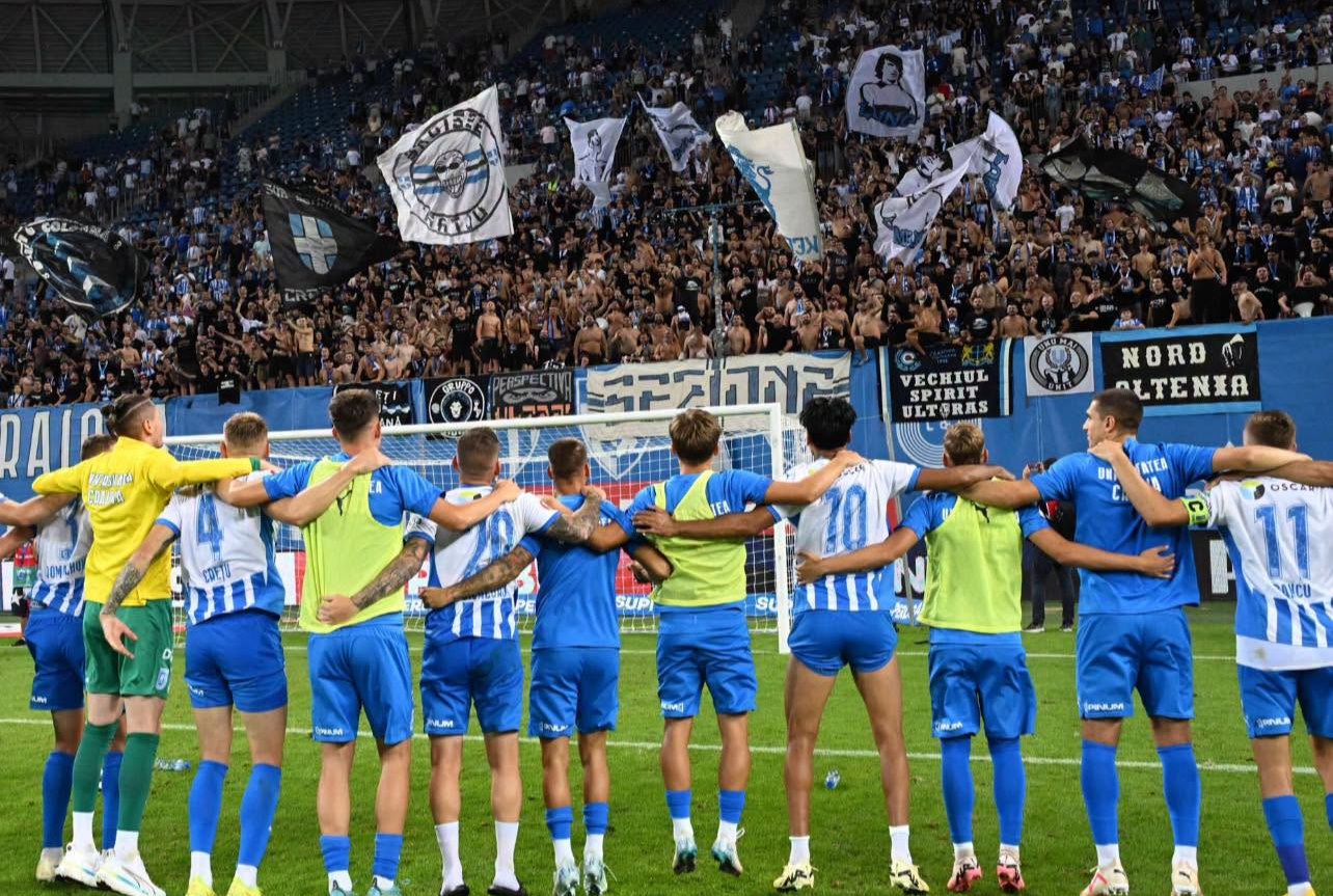Poliția ia măsuri după ce galeria Universității Craiova a afișat mesaje dure în timpul meciului cu Rapid