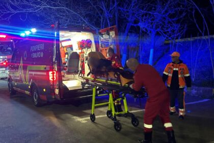 Incendiu în Râmnicu Vâlcea: Jandarmi în misiune de salvare