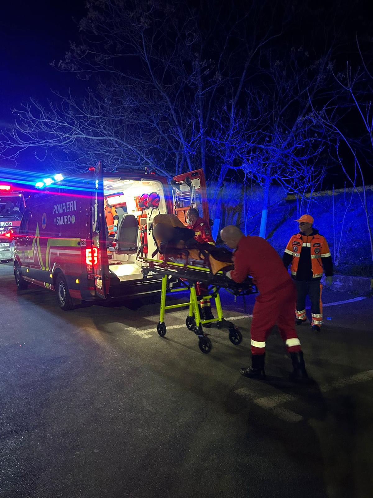 Incendiu în Râmnicu Vâlcea: Jandarmi în misiune de salvare