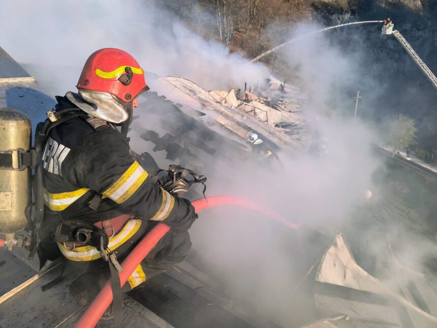 Incendiu la Mănăstirea Bistrița: intervenție masivă