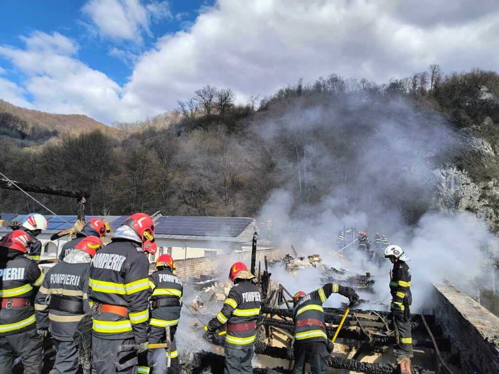 Incendiu la Mănăstirea Bistrița: intervenție masivă