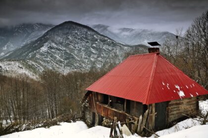 Apel pentru salvarea conacelor din Defileul Jiului