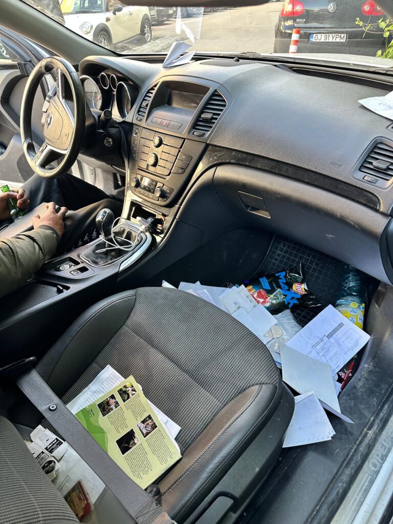 Gorj: Hoț prins dormind în mașina pe care o jefuia