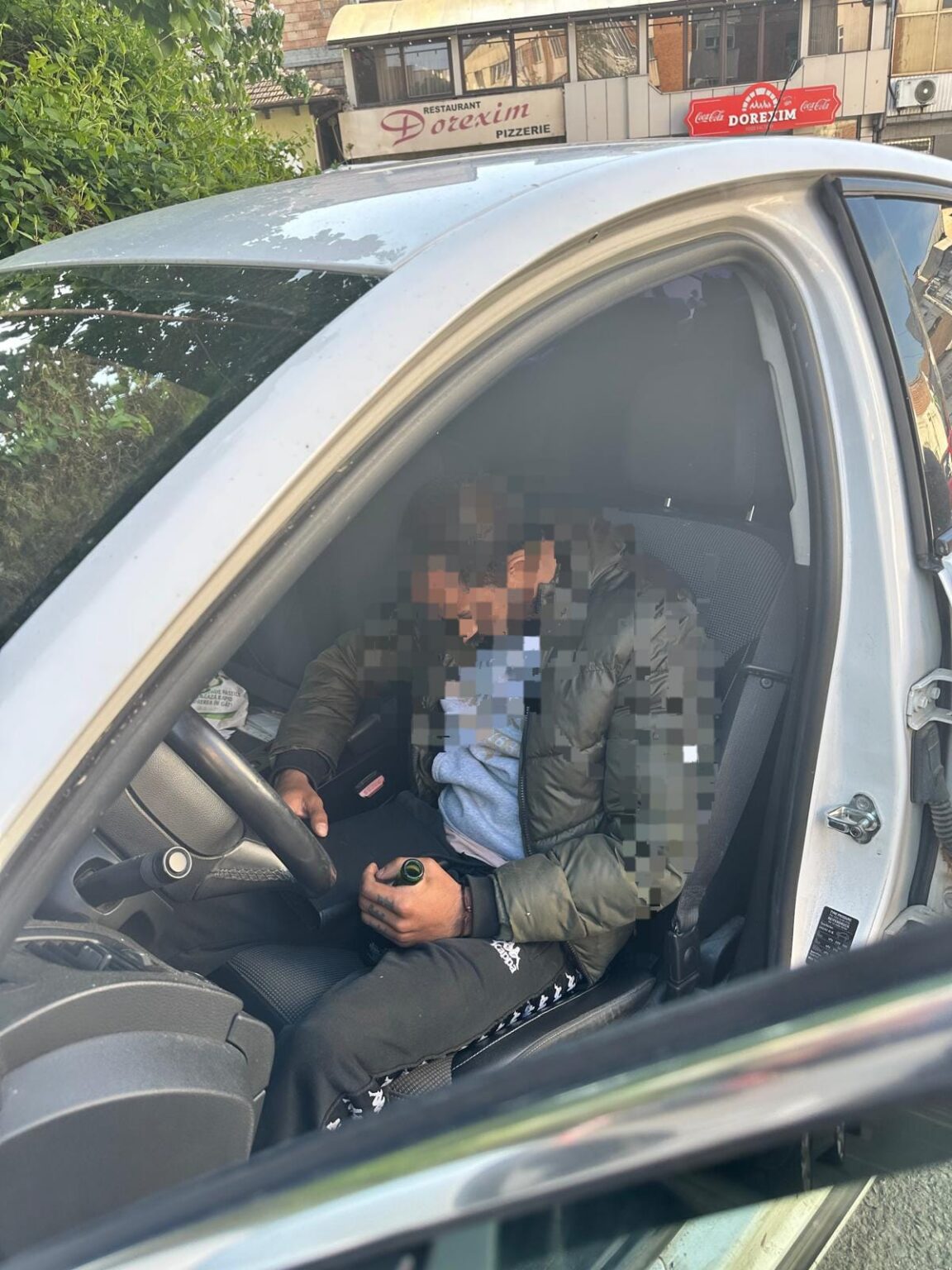 Gorj: Hoț prins dormind în mașina pe care o jefuia