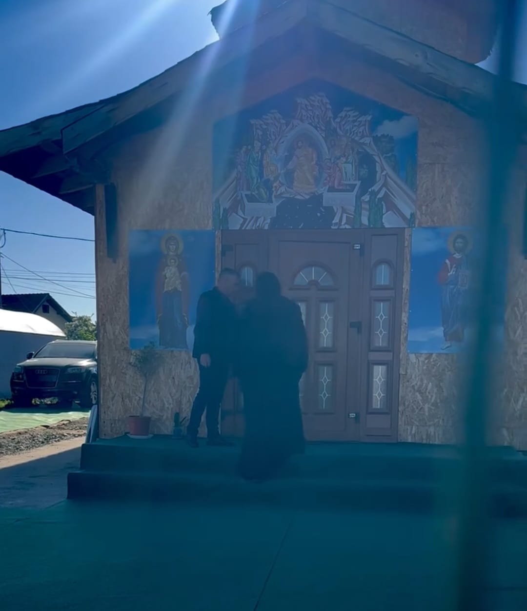 Scandal într-o biserică privată din Târgu Jiu. Doi preoți s-au luat la bătaie în fața enoriașilor