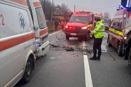 Accident rutier pe DN 67D Lelești: patru autoturisme implicate, trei persoane rănite