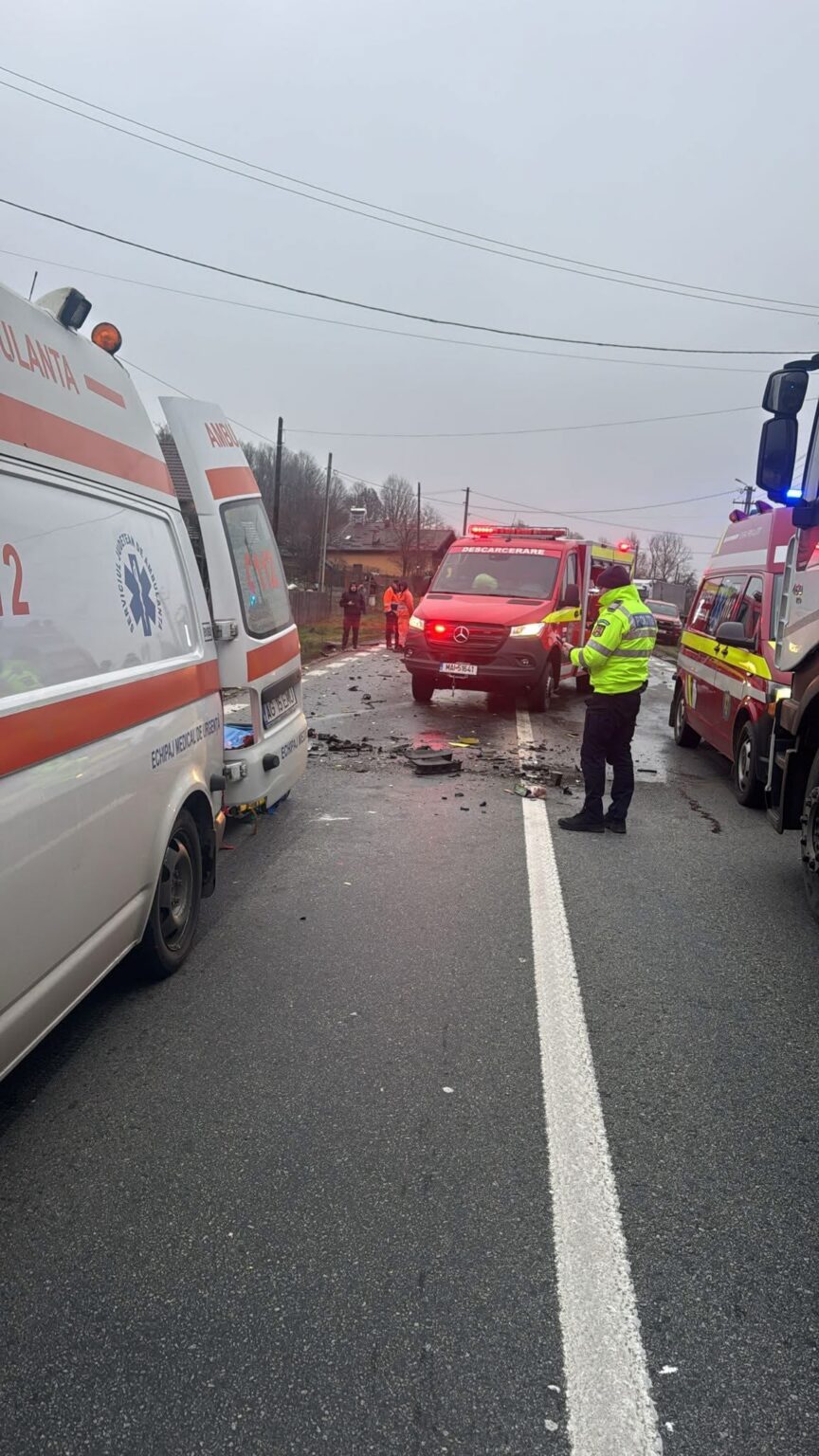 Accident rutier pe DN 67D Lelești: patru autoturisme implicate, trei persoane rănite